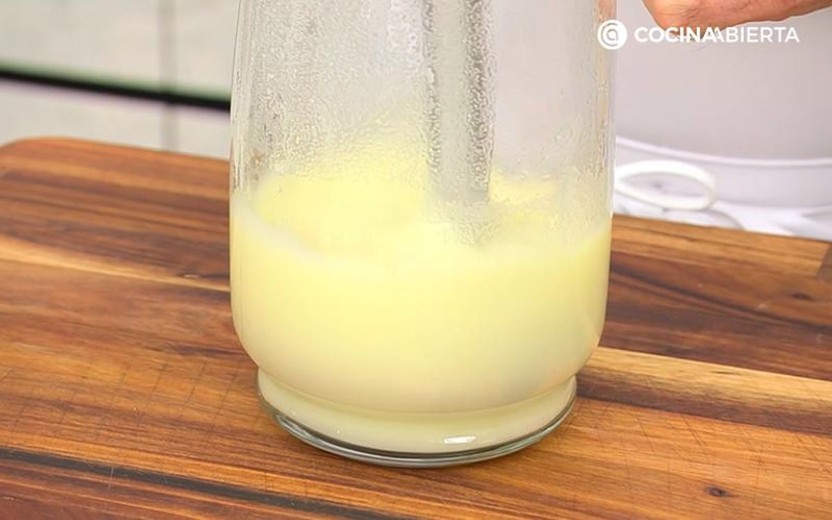 Tritura las patatas con una batidora eléctrica