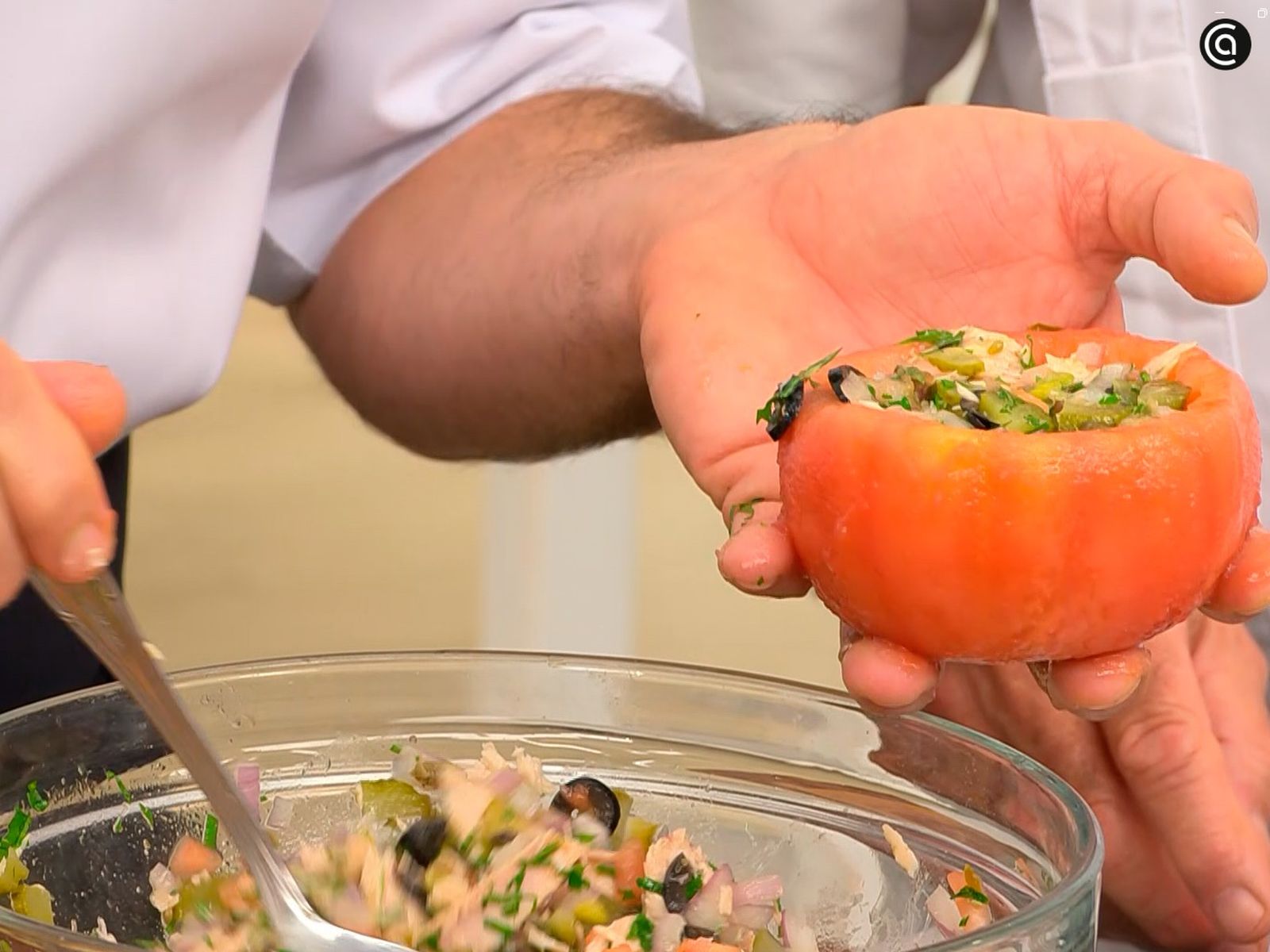 Rellena los tomates cuidadosamente con una cuchara Rellena los tomates cuidadosamente con una cuchara