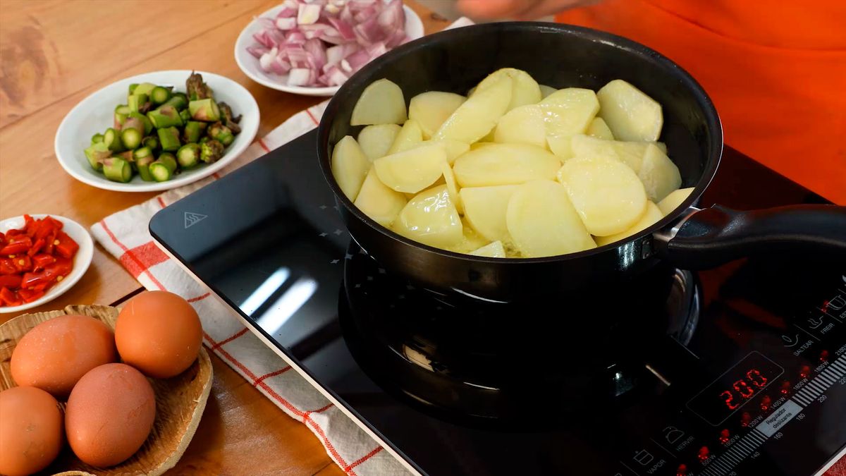 Tortilla de patatas con cebolla y espárragos trigueros   paso 3