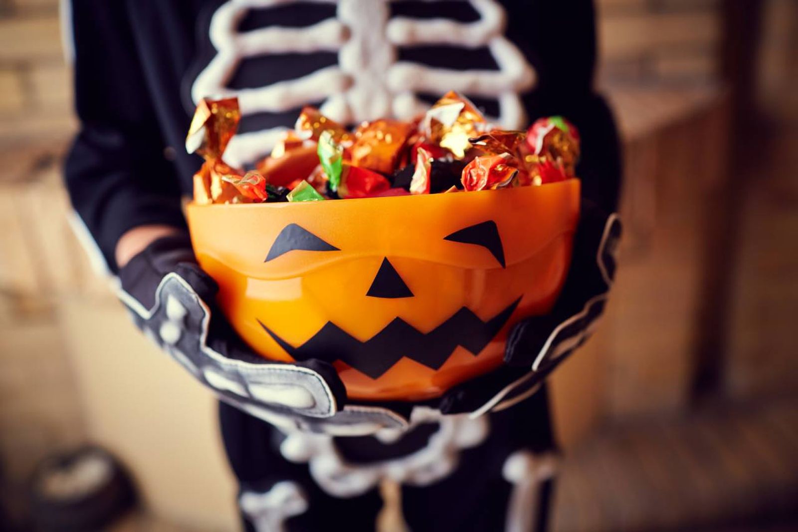 Una noche de disfraces, dulces y calabazas talladas que es vista con cierto recelo en algunas culturas.