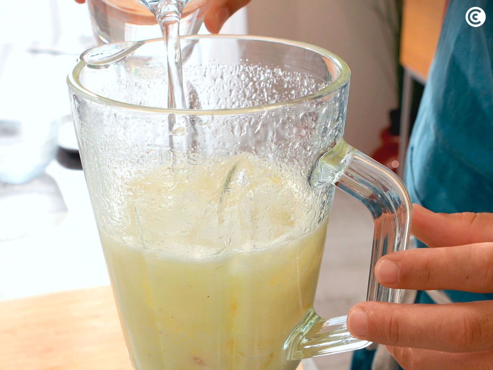 Añadir agua a la limonada Añadir agua a la limonada
