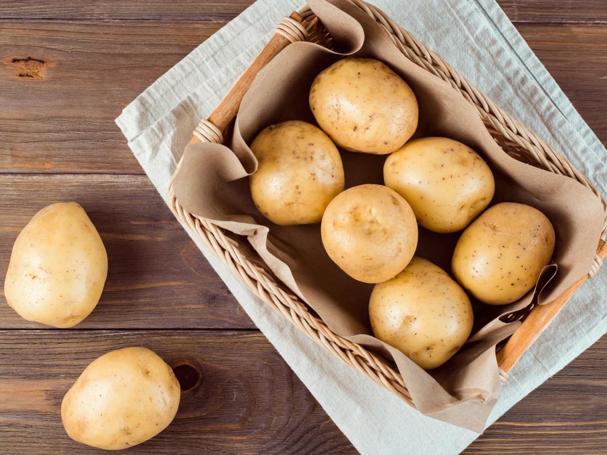 Guarda las patatas en una bolsa de papel, una bolsa de tela o una caja de madera