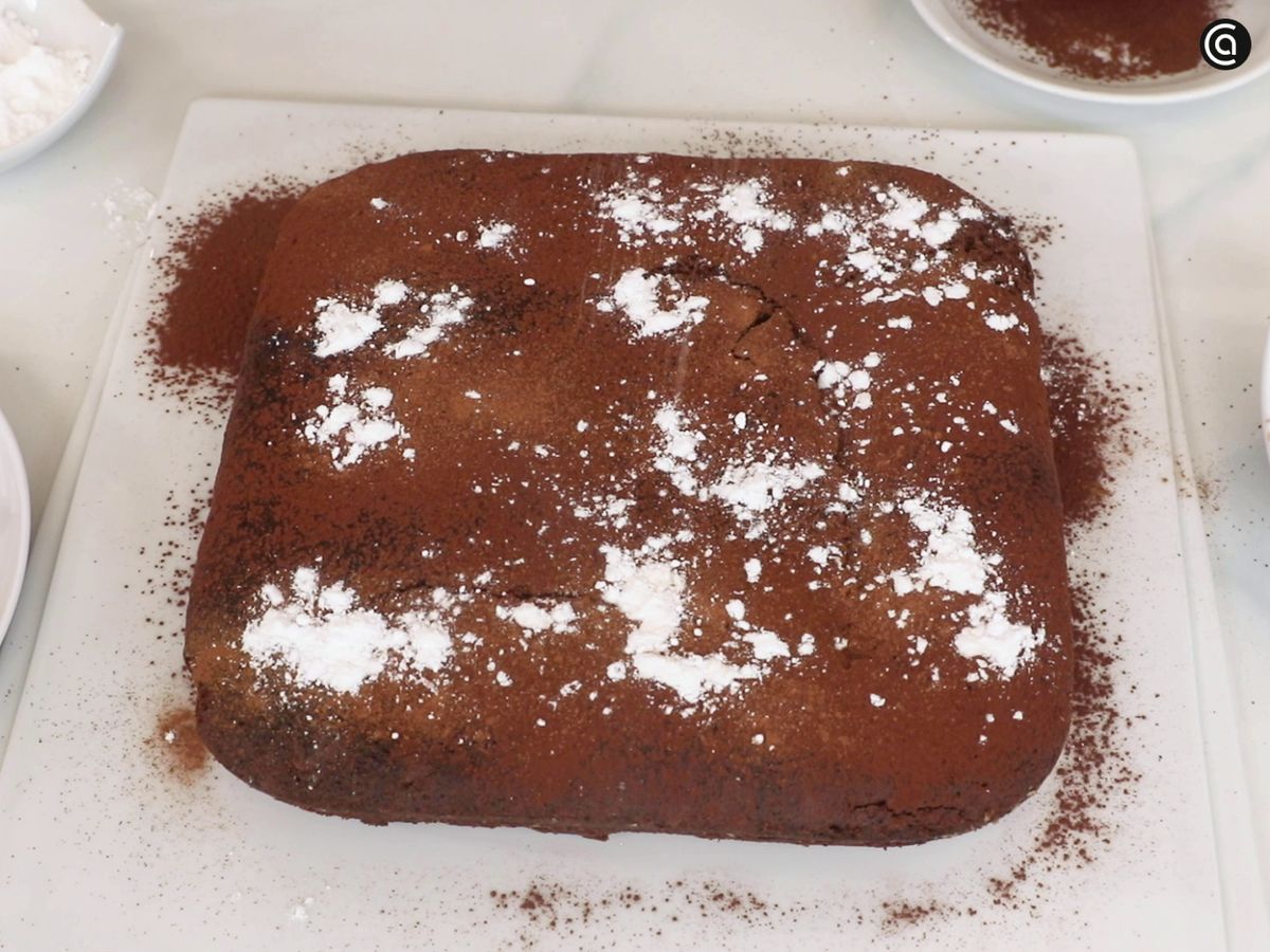 La canela y el azúcar glas pondrán el toque final al brownie de chocolate y café