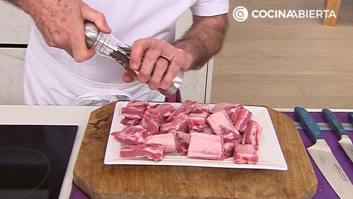 guiso de costilla de cerdo con patatas y verduras  receta karlos arguinano karl67450321 paso1