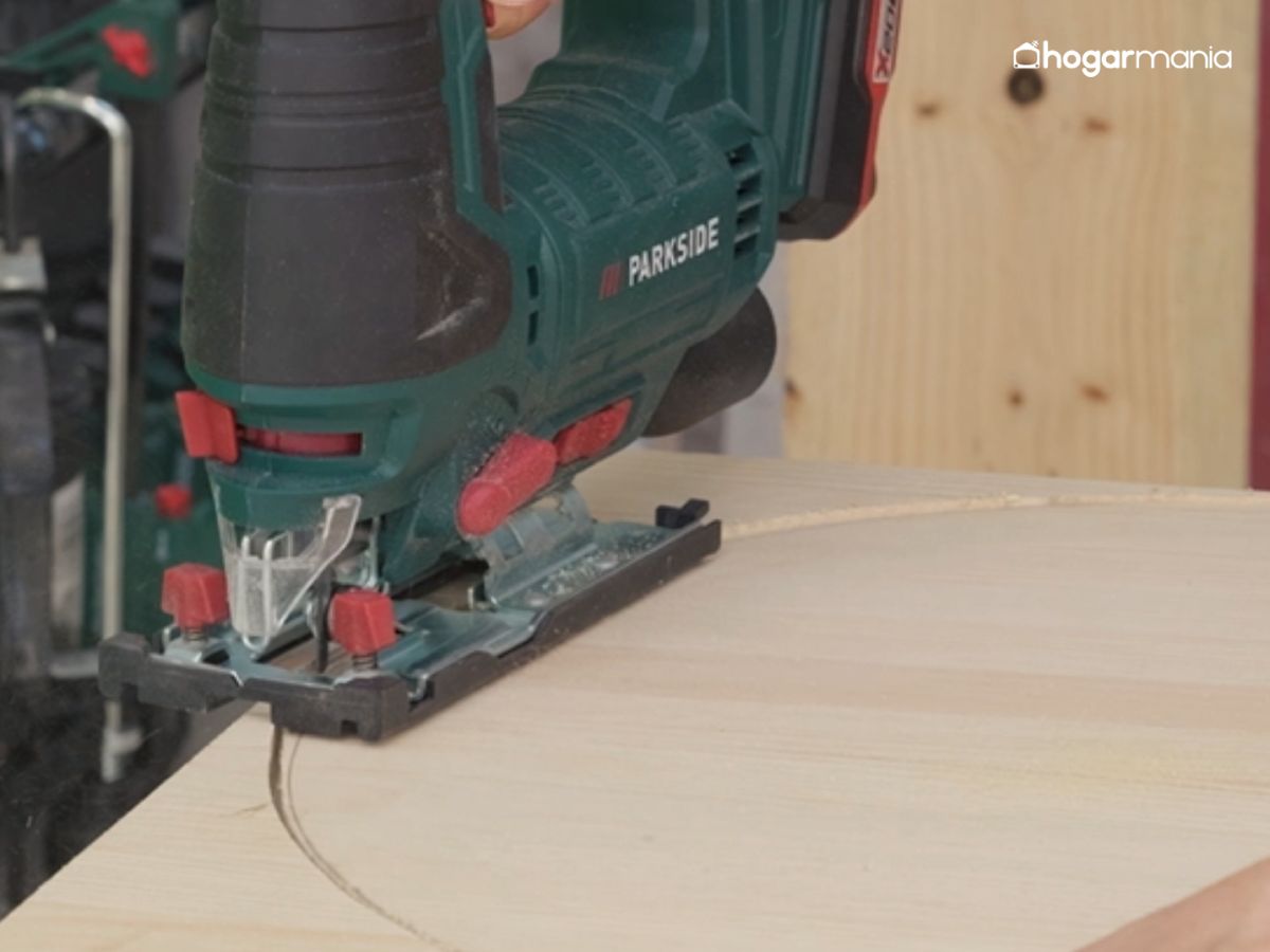 Sigue el trazo con la sierra de calar para obtener la base redonda del diseño.