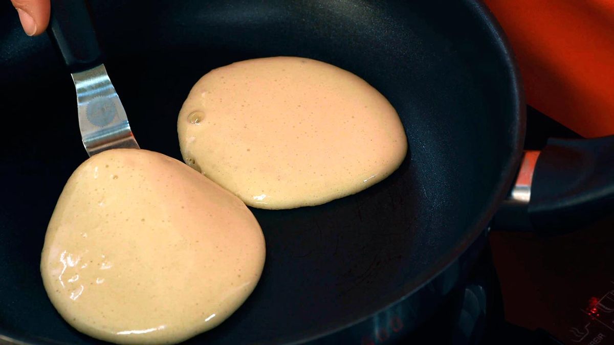 Receta de dorayakis japoneses, rellenos de chocolate blanco y té verde matcha  paso 4