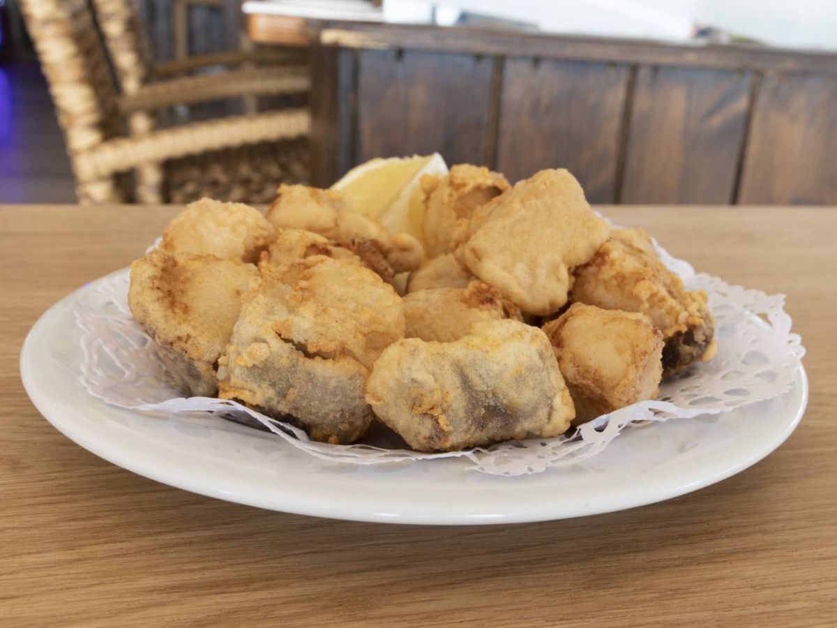 Ración de cazón en adobo: típica estampa veraniega de los chiringuitos del sur.