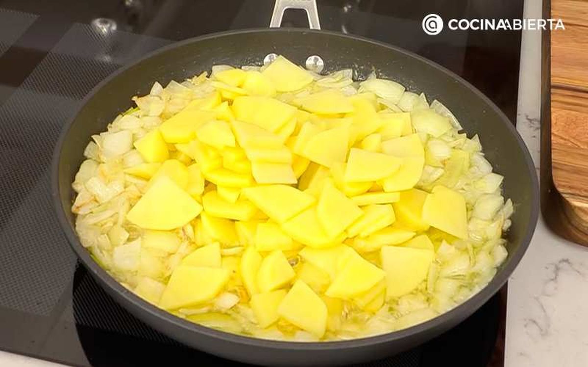 Fríe las patatas con la cebolla