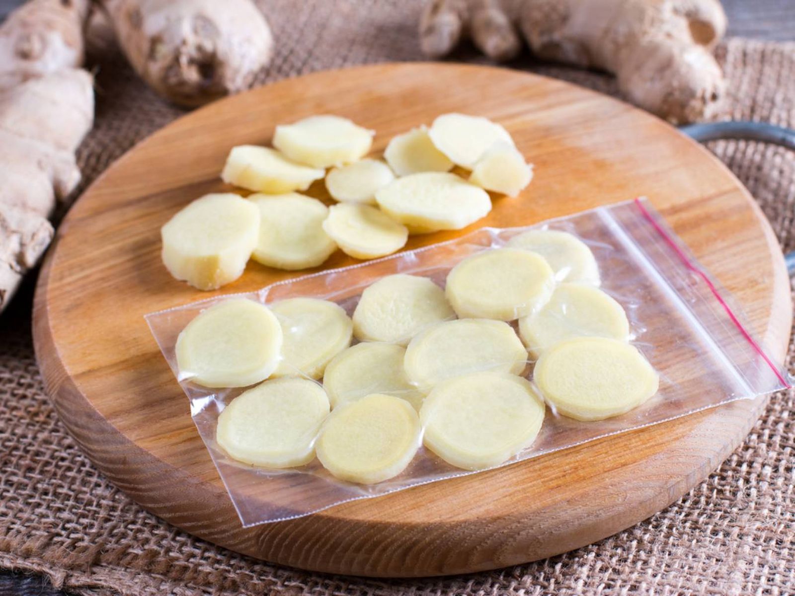 Jengibre pelado y cortado en rodajas, listo para conservar en el congelador dentro de una bolsa zip. Jengibre pelado y cortado en rodajas, listo para conservar en el congelador dentro de una bolsa zip.