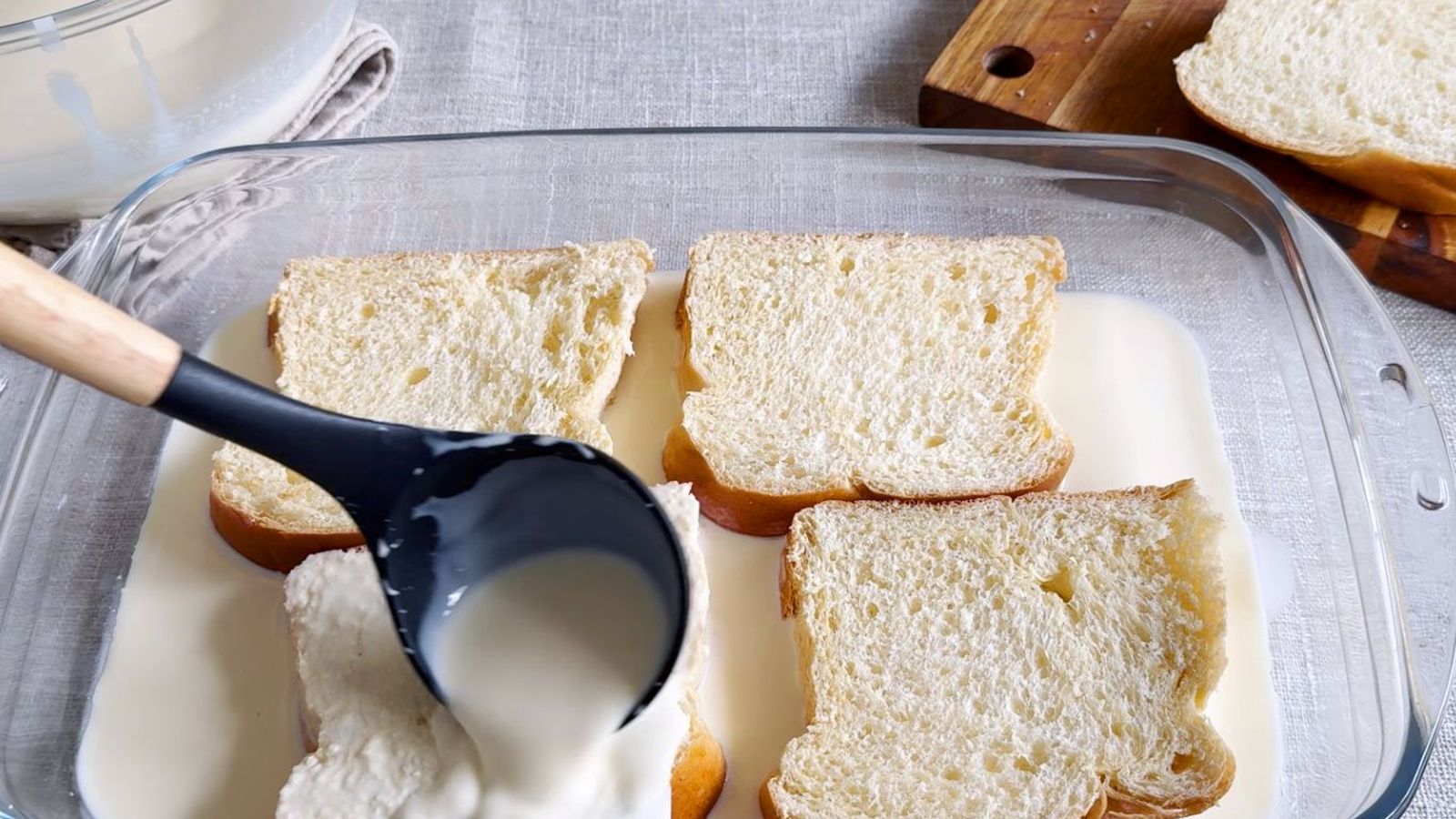 Empapa el pan brioche con la leche Empapa el pan brioche con la leche