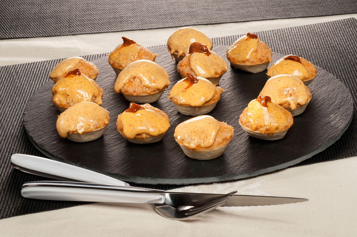 1741 Tartaletas de pastel de pescado y mahonesa de erizos (925) xl