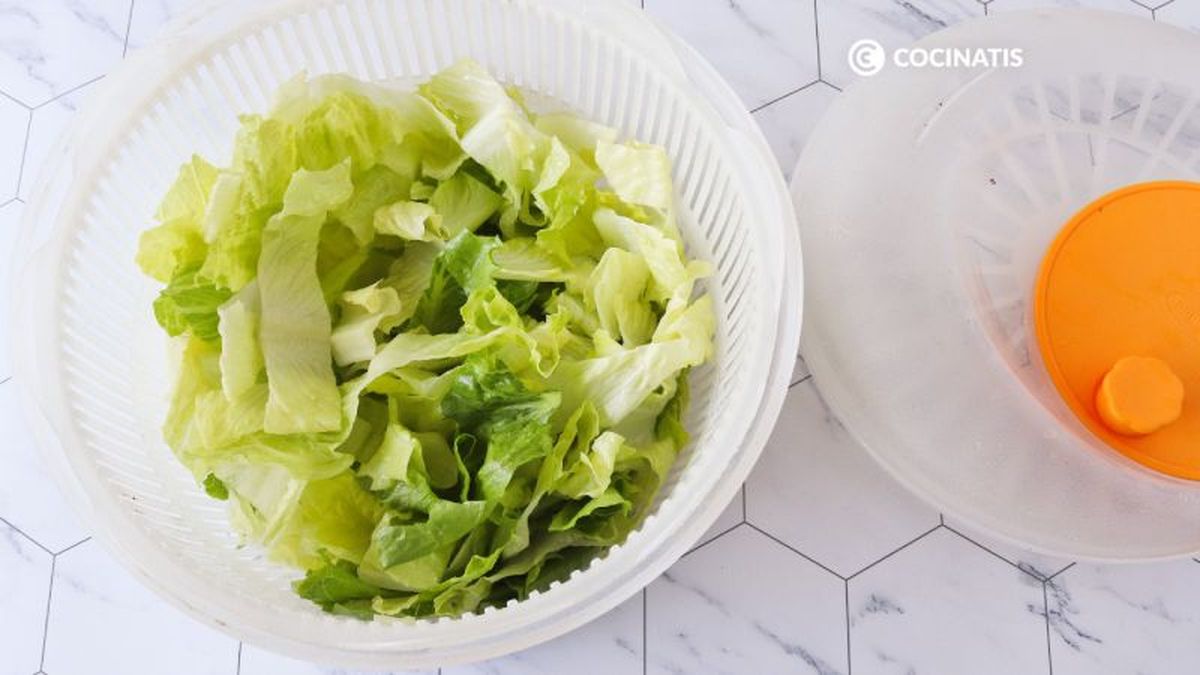 Preparamos la lechuga para la ensalada