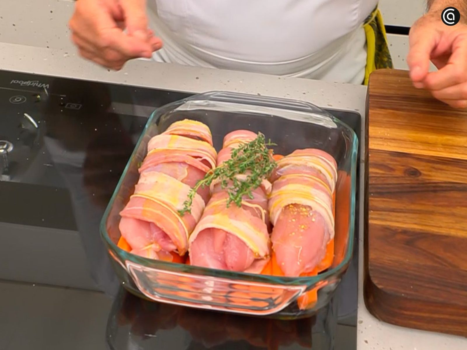 Pon los solomillos atados sobre las zanahorias y hornéalos Pon los solomillos atados sobre las zanahorias y hornéalos