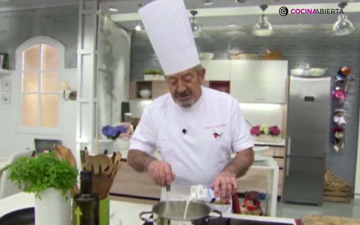 Echa poco a poco las leches sin remover para que la bechamel quede cremosa y homogénea