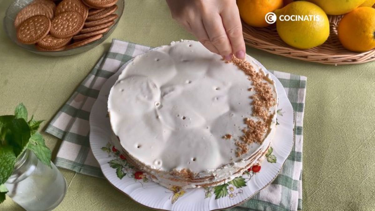 Decoramos la carlota de limón con galletas y ralladura de limón