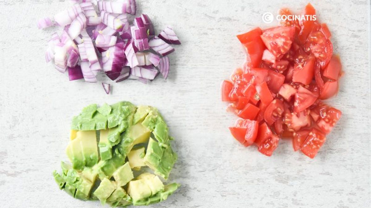 Tomate, cebolla y aguacate para tacos