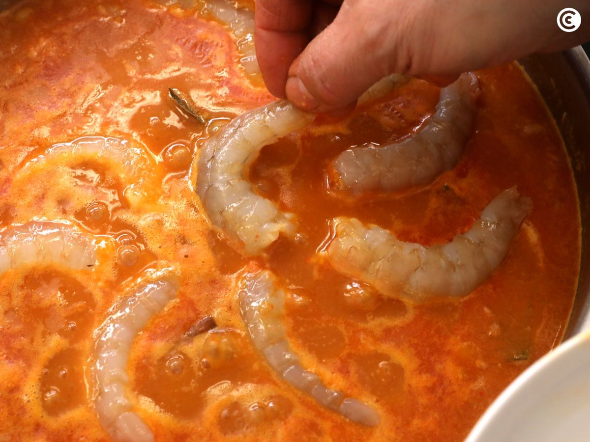 Cocer los langostinos con los garbanzos