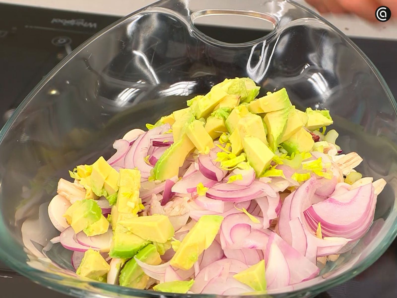 Coloca en un bol los champiñones laminados, la cebolla, el aguacate, el apio y la hoja de cilantro