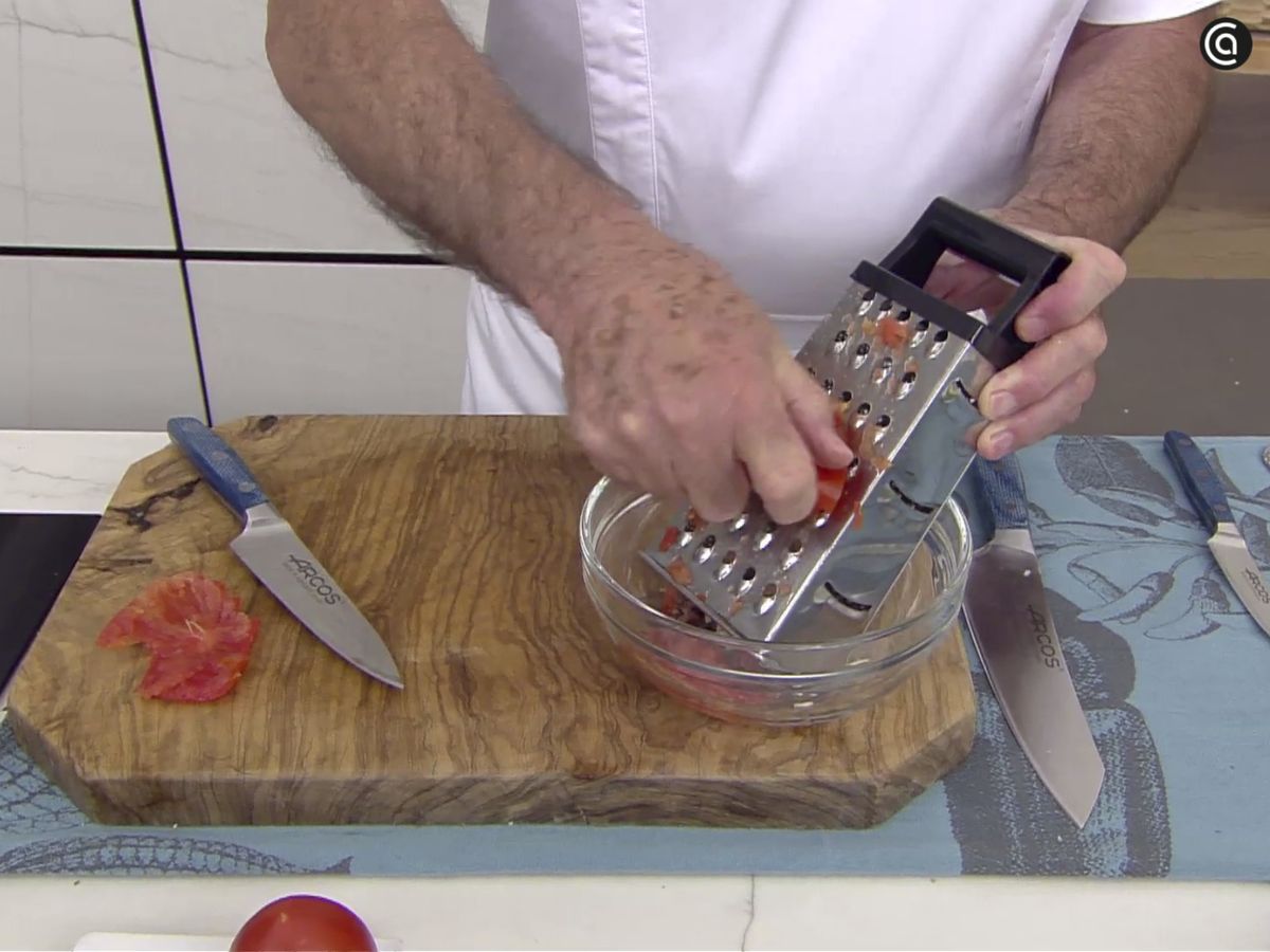 Ralla el tomate y mézclalo con las anchoas, el ajo y un chorro de aceite de oliva