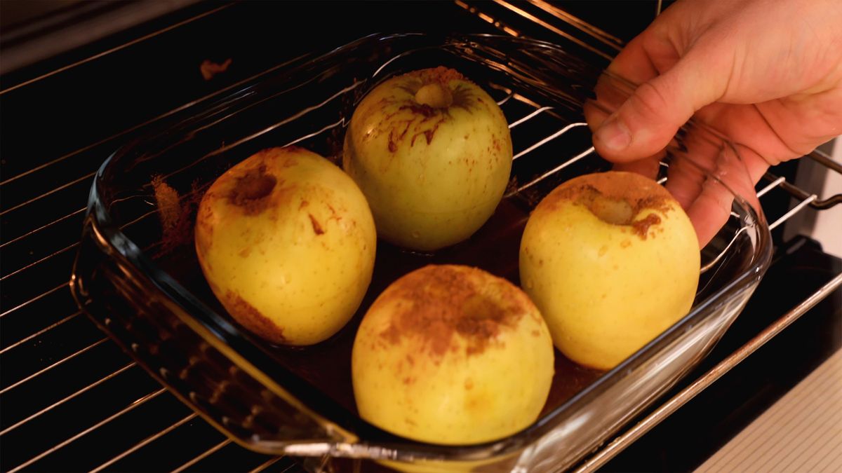 Asa las manzanas a 180ºC durante una hora para caramelizarlas y ablandarlas