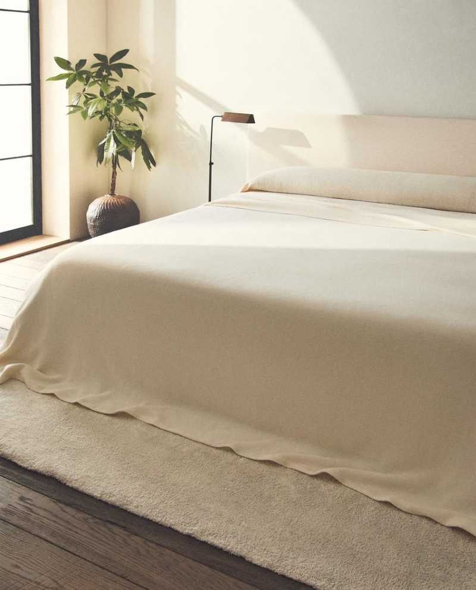 Colcha waffle en blanco roto de Zara Home. Colcha waffle en blanco roto de Zara Home.