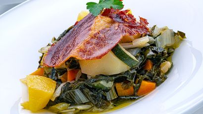 Acelgas con patatas, calabacín y jamón crujiente