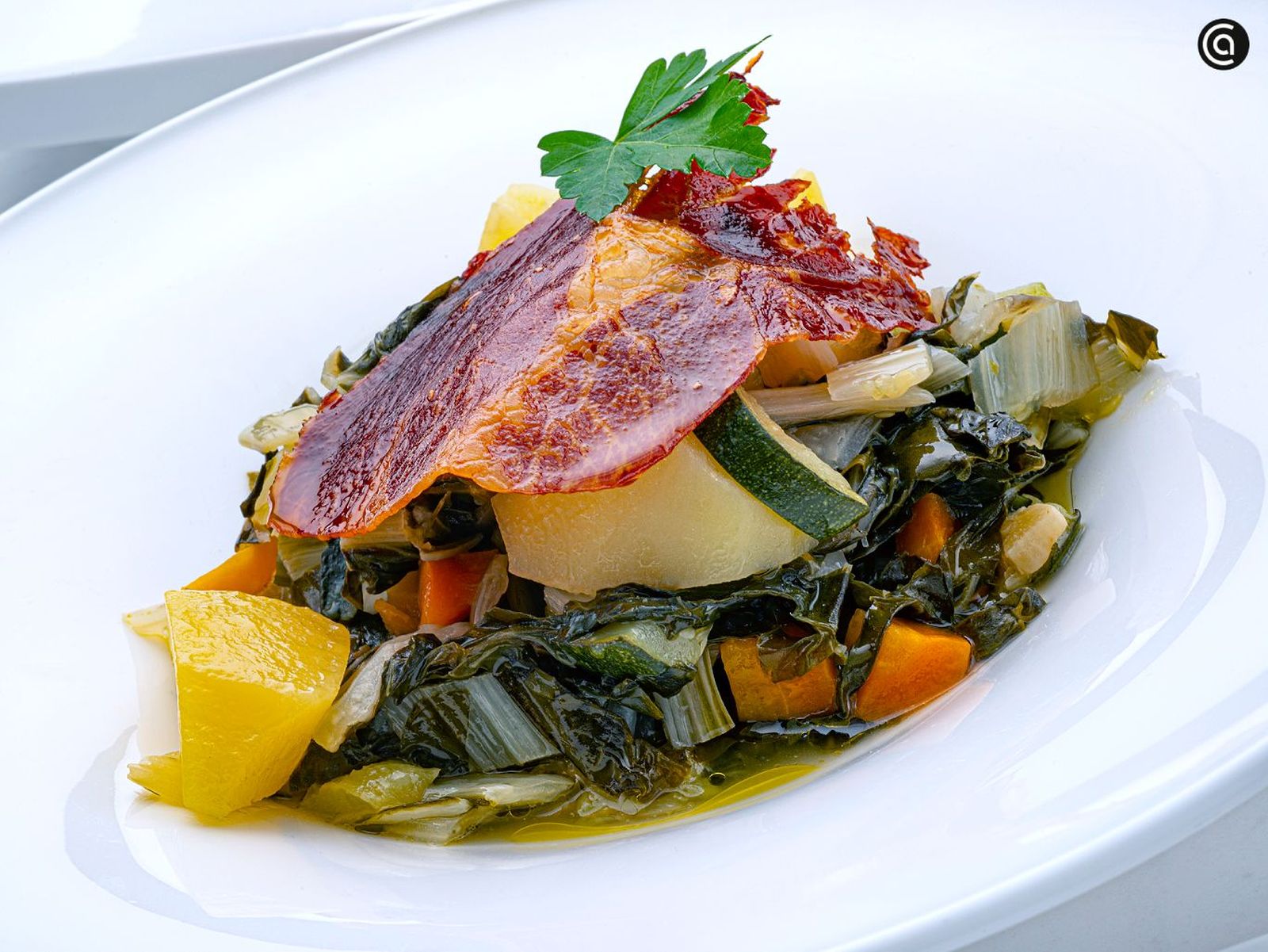 Acelgas con patatas, calabacín y jamón crujiente