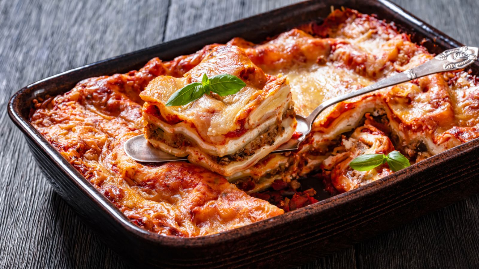 Capas de pasta, carne, bechamel y mucho queso: así se ve una lasaña clásica recién salida del horno.