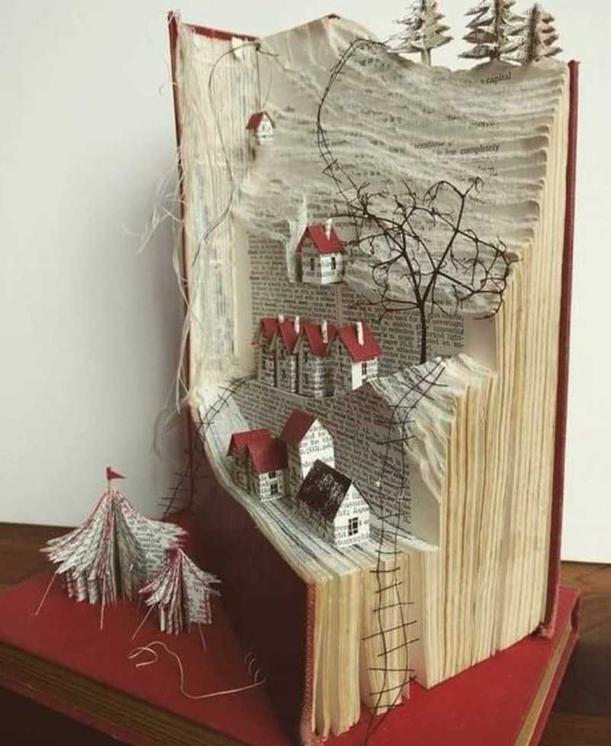 Ciudad en la montaña hecha con un libro viejo.