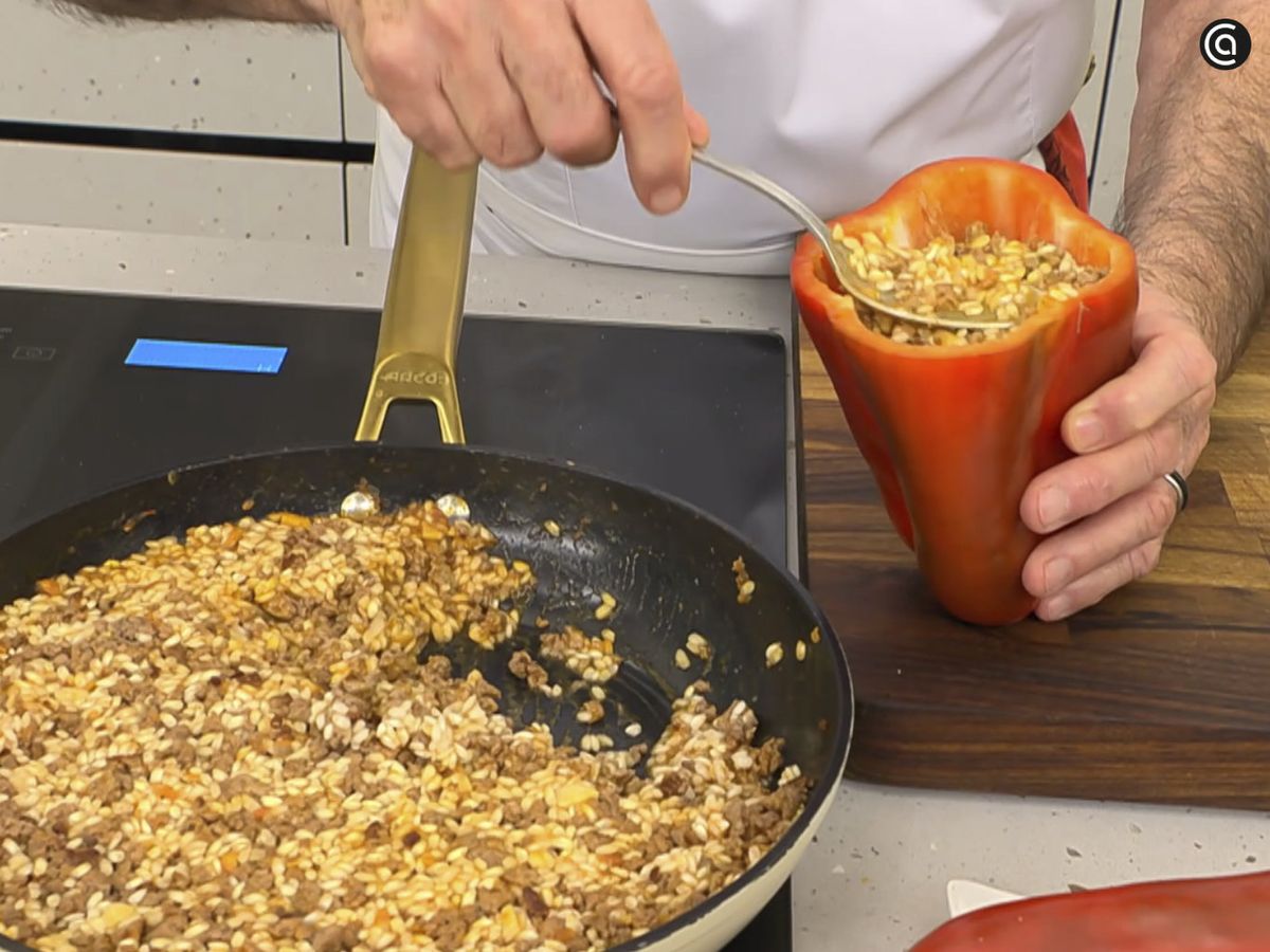Introduce el relleno de arroz y carne en los pimientos