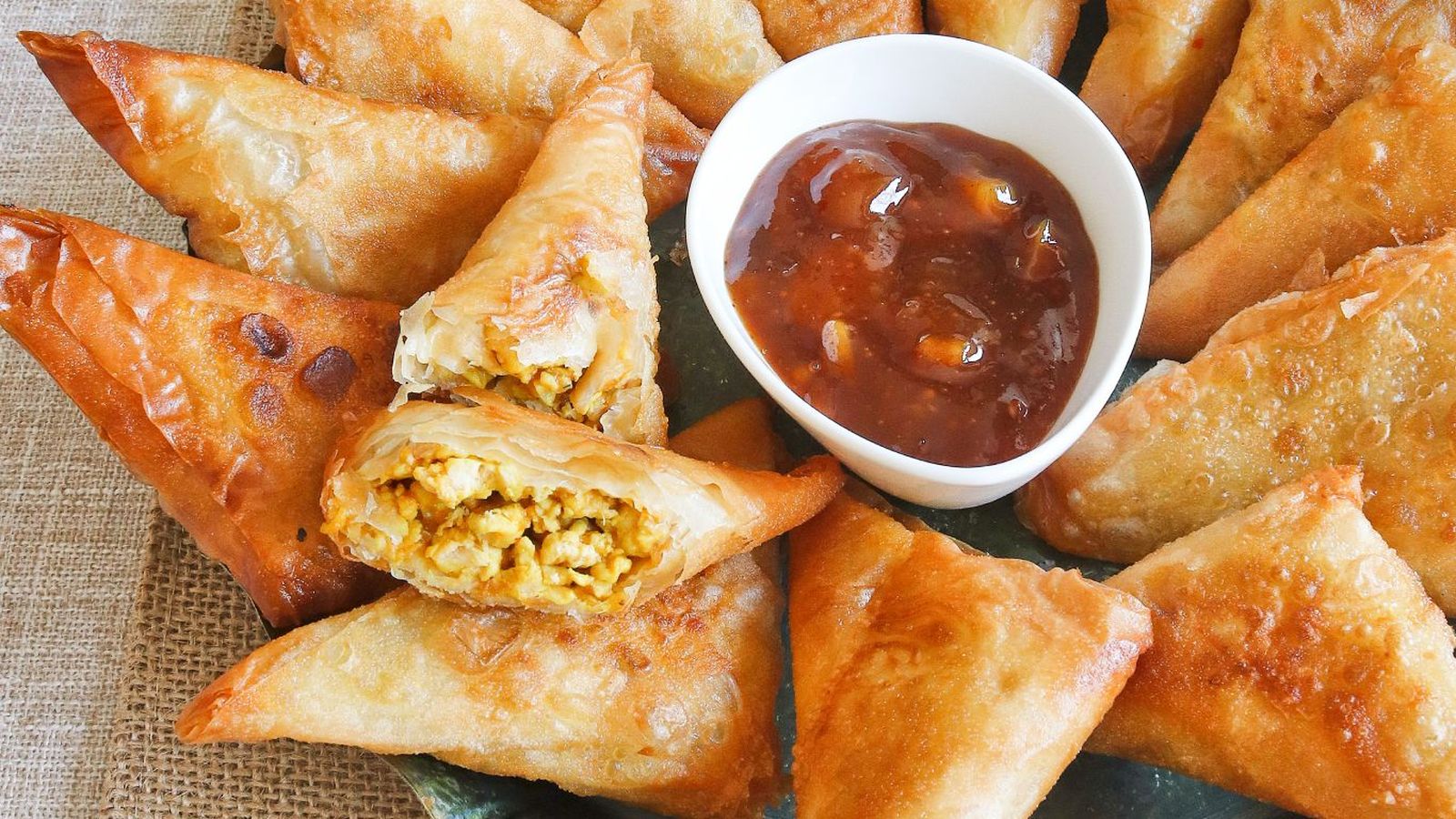 Samosas de pollo al curry con chutney de mango Samosas de pollo al curry con chutney de mango