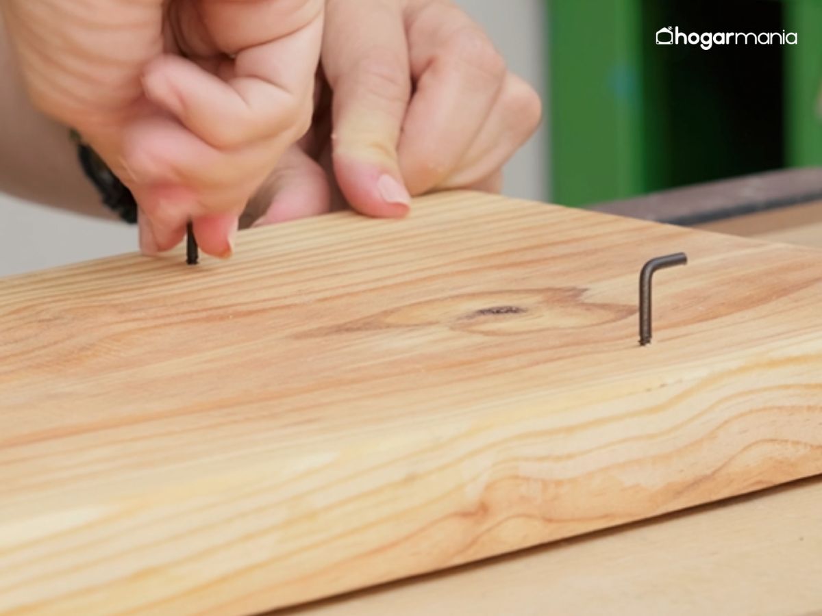 Colocamos las escarpias, dos por cada cesto, para asegurar una buena sujeción.