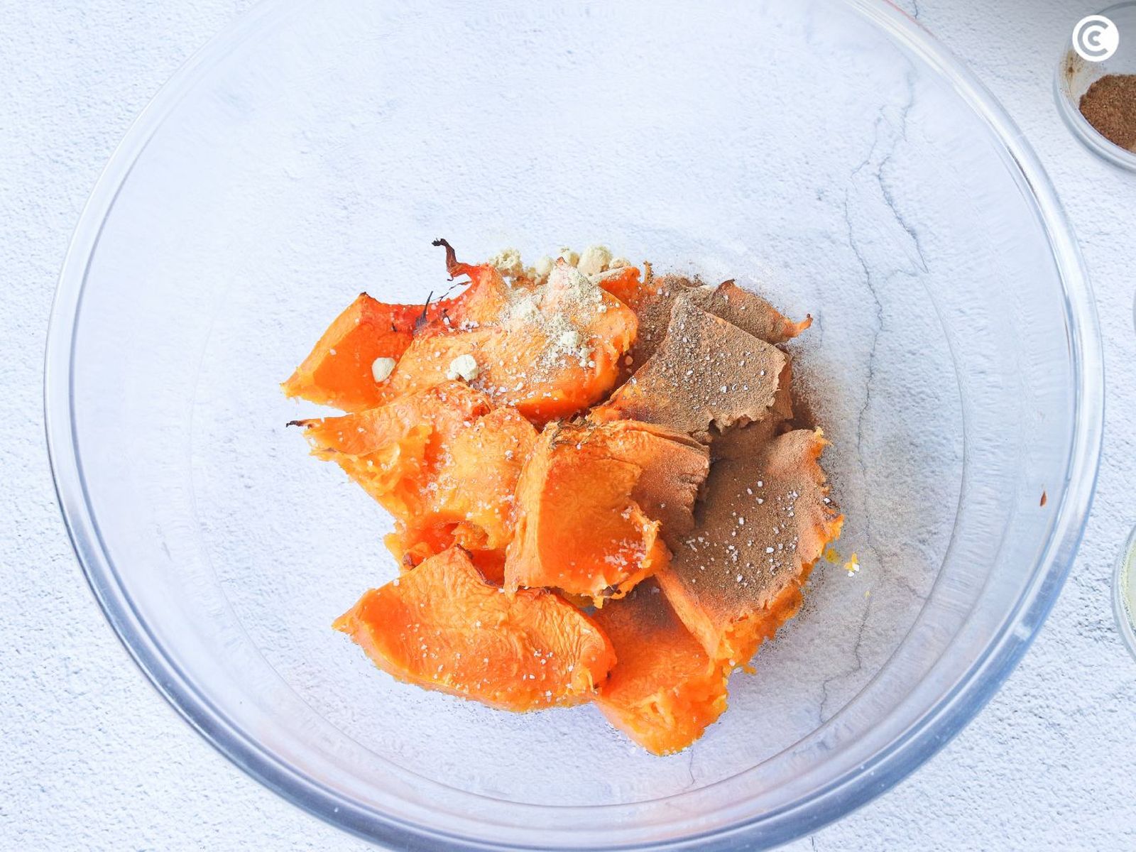 Especiar la calabaza asada para hacer tortitas Especiar la calabaza asada para hacer tortitas