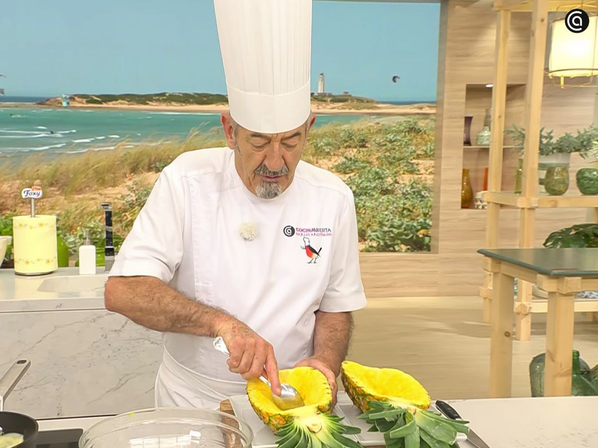 Piña rellena - vaciar la piña con cuchara