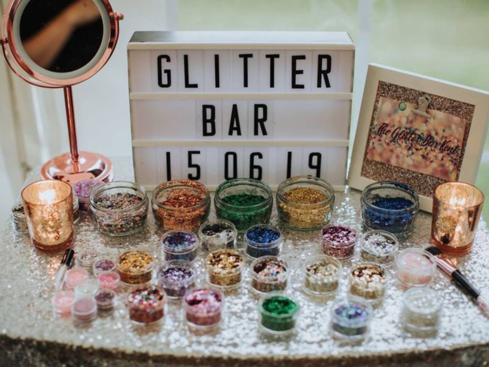 Un rincón lleno de color para dar rienda suelta a la creatividad en una boda. Un rincón lleno de color para dar rienda suelta a la creatividad en una boda.