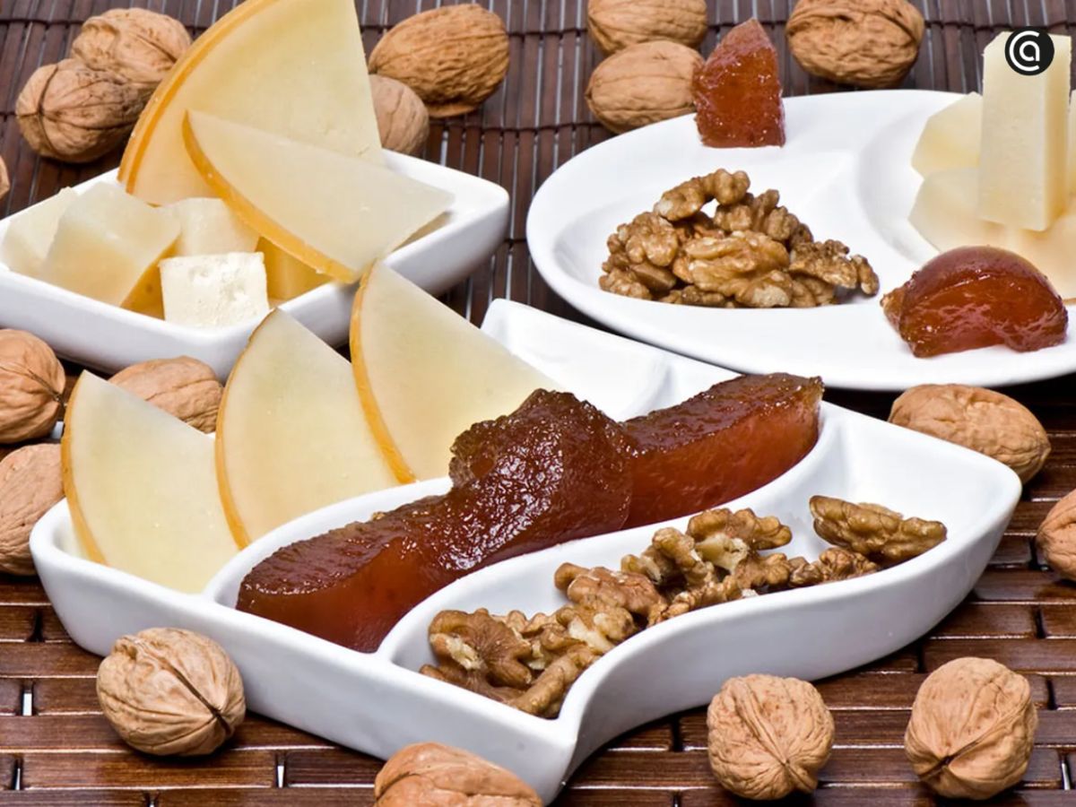 La mezcla tradicional de compota de manzana, queso Idiazabal y nueces, un contraste clásico de las sidrerías vascas.