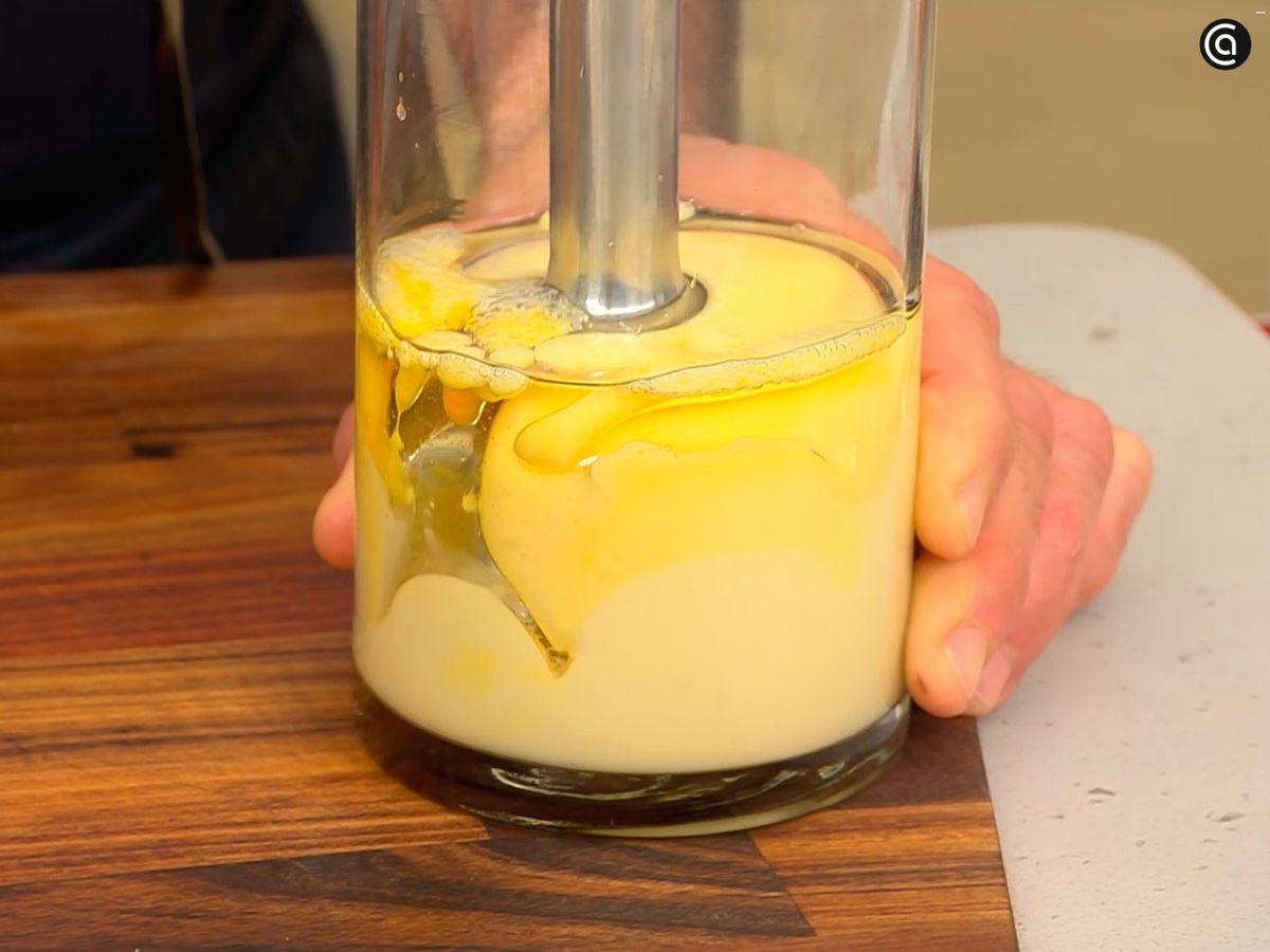 Elabora la mahonesa añadiendo zumo y ralladura de limón