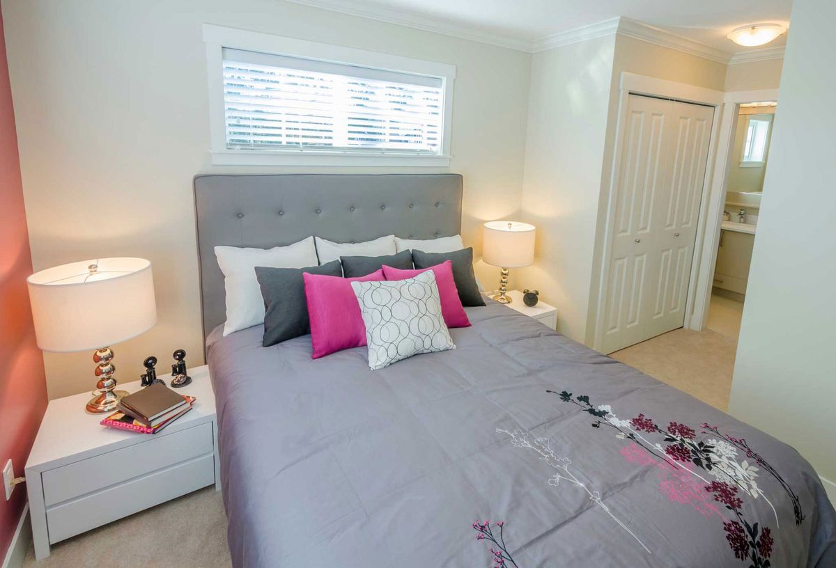 Dormitorio femenino en rosa, gris y blanco 2