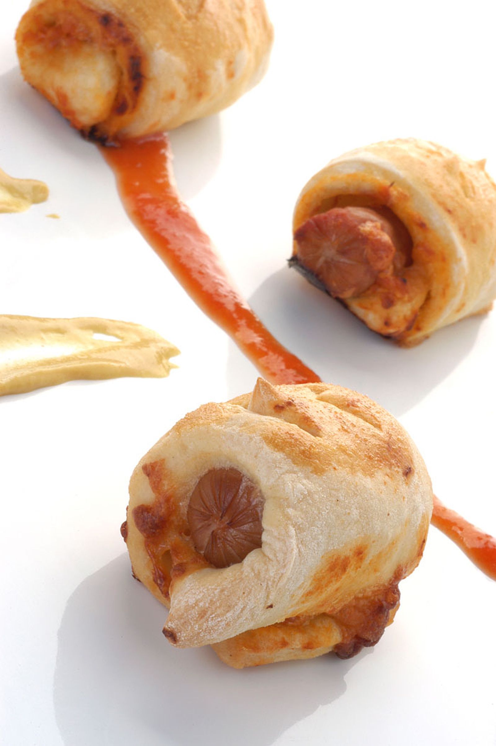 Rollitos de pizza rellenos de salchichas