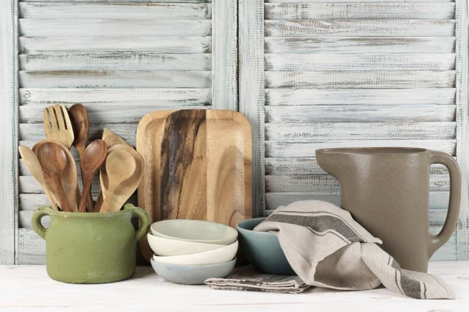 Utensilios de cocina de decoración rústica en colores sencillos.