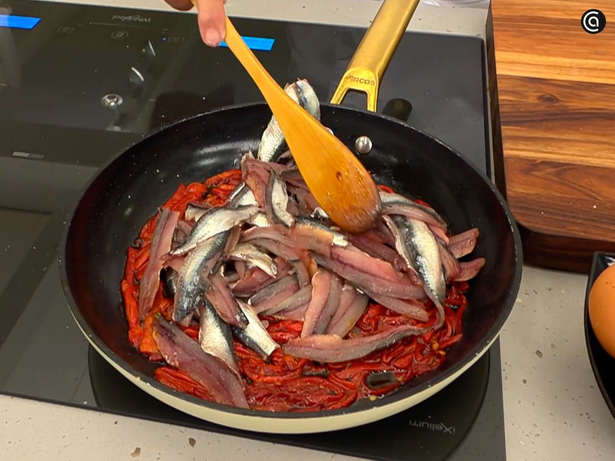 Cocina las anchoas con los pimientos del piquillo