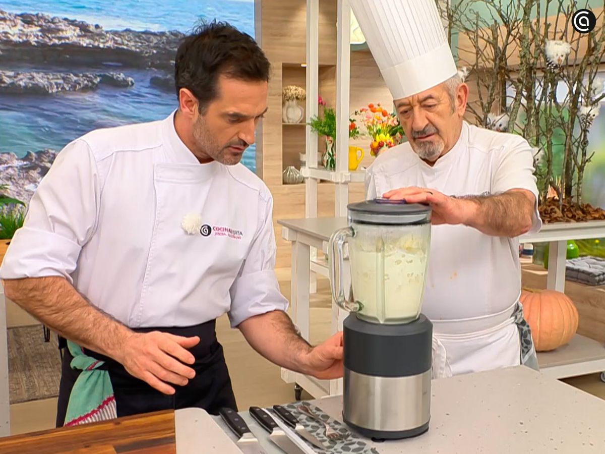 Pasa la coliflor al vaso de la batidora, añade el caldo, el mascarpone, la nata y la mantequilla, y tritura