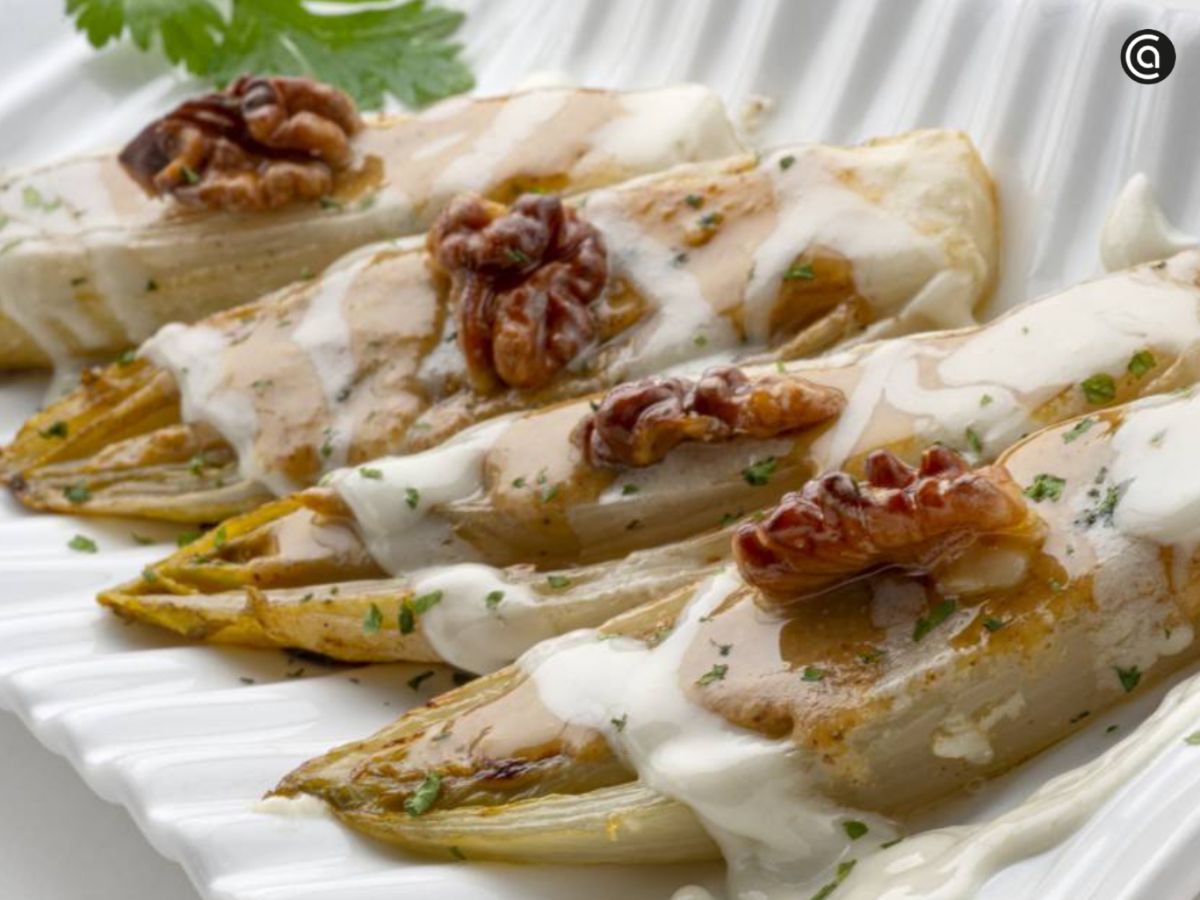 Un bocado fresco y crujiente que combina verduras y frutos secos otoñales.