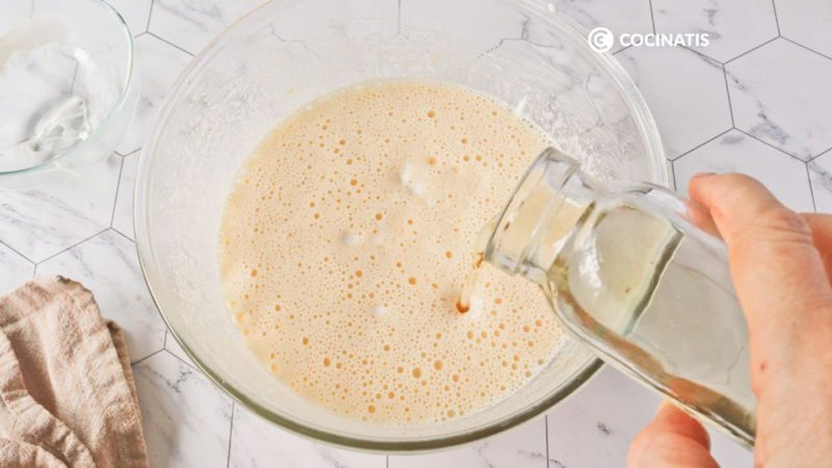 Agregamos el aceite a la masa del bizcocho