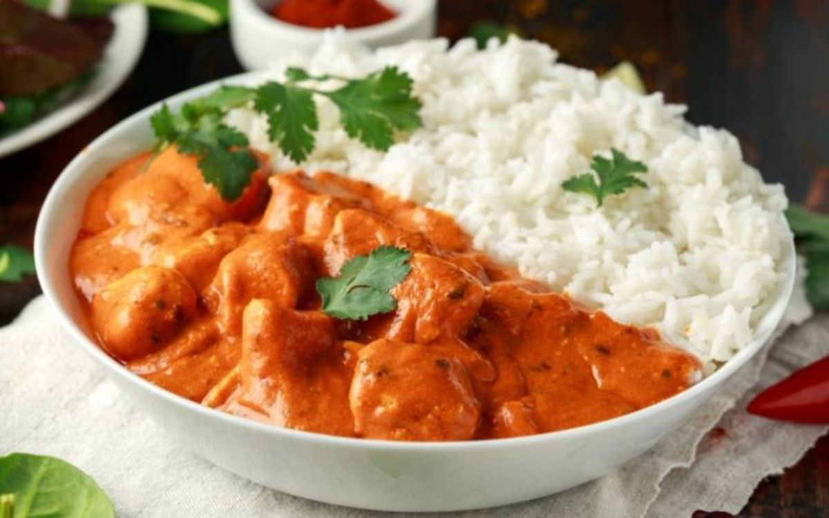 El pollo tikka masala se suele servir con arroz blanco