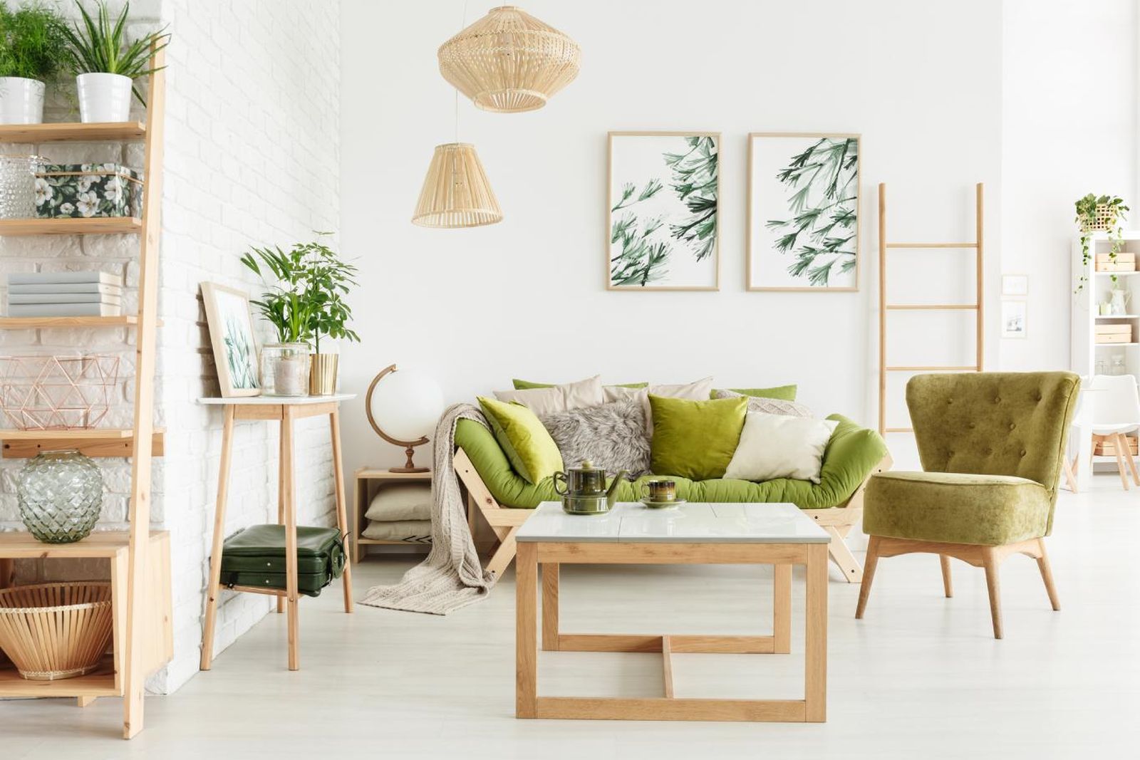Salón de estilo nórdico con sofá verde.