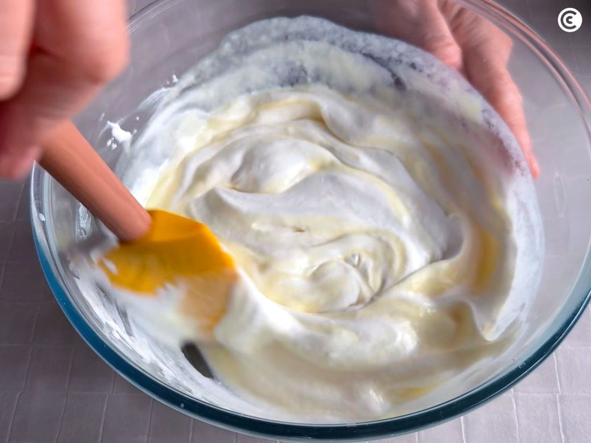 Mezclar la fruta con la nata para hacer la mousse de piña