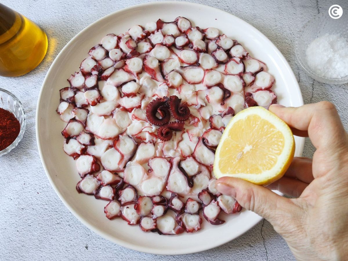 Aliña el carpaccio de pulpo