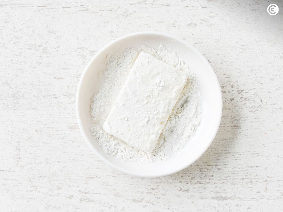 Enharinar el queso para hacer un saganaki crujiente por fuera