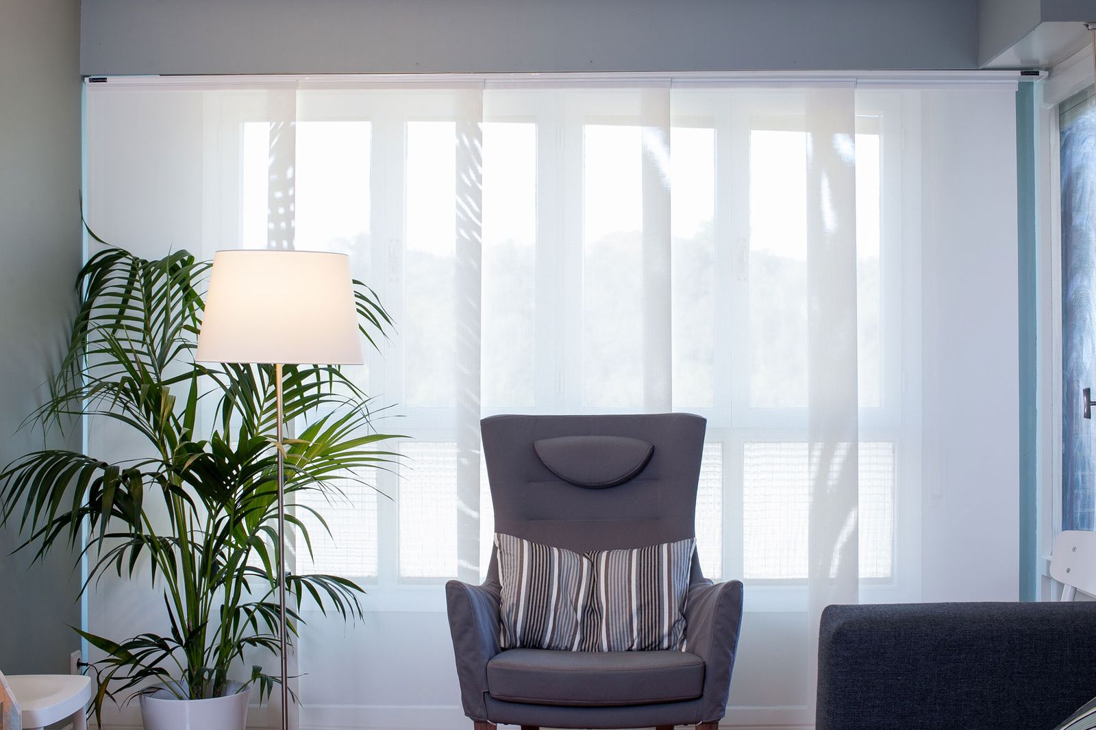 Salón luminoso de estilo nórdico en gris y madera 6 Salón luminoso de estilo nórdico en gris y madera 6